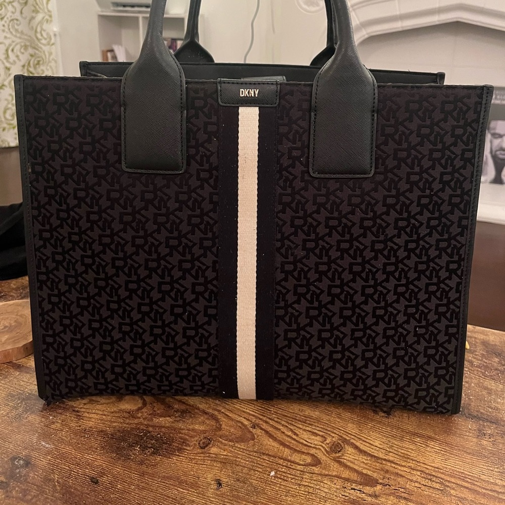 DKNY Carlita LG Book Tote Handbag $228 Retail